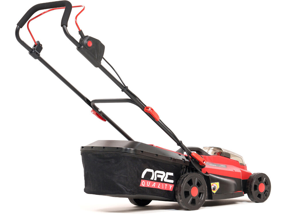 Kosiarka akumulatorowa NAC MEX33-B40-20V kosiarka na białym tle widoczna od tyłu pod skosem silnik szczotkowy o prędkości obrotowej do 2900 obr./min szybkie i równomierne cięcie trawy wyższa prędkość zwiększa wydajność koszenia skraca czas pracy gładkie i precyzyjne cięcie