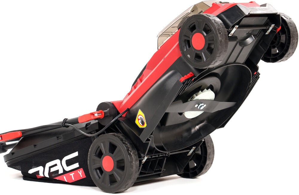 Kosiarka akumulatorowa NAC MEX33-B40-20V kosiarka na białym tle widoczna od spodu zbliżenie na ostrza ostrze specjalnie zaprojektowane do precyzyjnego i równomiernego cięcia efektywne ścinanie trawy ograniczając ryzyko jej poszarpania i przyspieszając regenerację murawy szerokość robocza 33 cm