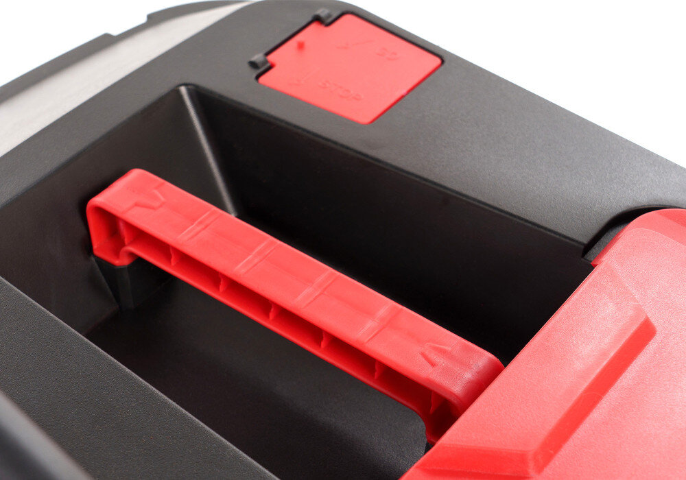 Kosiarka akumulatorowa NAC MEX33-B40-20V zbliżenie na uchwyt i wskaźnik napełnienia kosza siatkowy kosz o pojemności 32 l aerodynamiczne prowadzenie powietrza duży otwór wskaźnik napełnienia pokrywa z uchwytem umożliwia wygodny transport