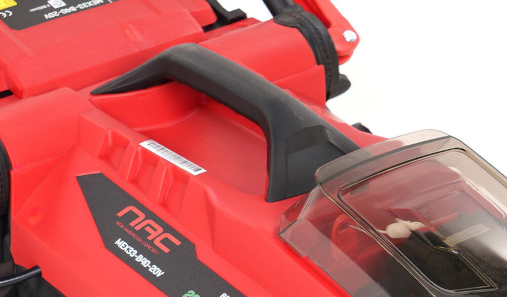 Kosiarka akumulatorowa NAC MEX33-B40-20V zbliżenie na uchwyt do przenoszenia wytrzymała obudowa wykonana z wytrzymałego tworzywa trwałość odporność na uderzenia czynniki pogodowe lekka waga 9,95 kg z akumulatorem uchwyt do przenoszenia