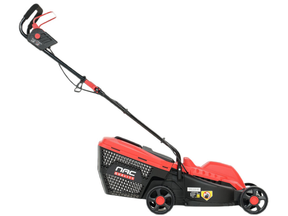 Kosiarka elektryczna NAC MEX32-E13 1300W kosiarka na białym tle widoczna z boku szczotkowy silnik o mocy 1300 W prędkość obrotowa do 3400 obr/min szerokość robocza 32 cm