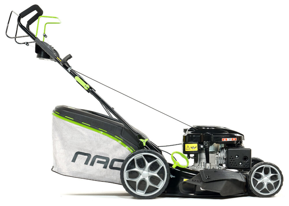 Kosiarka spalinowa NAC LS56-196L-HSDS-JR2 kosiarka na białym tle widoczna z boku siatkowy kosz o pojemności 70 l aerodynamiczne prowadzenie powietrza duży otwór praktyczna pokrywa z tworzywa sztucznego wskaźnik naładowania kosza