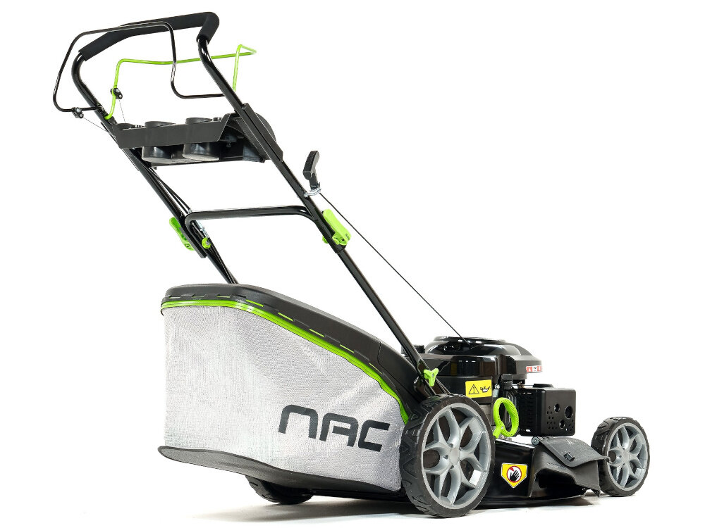 Kosiarka spalinowa NAC LS56-196L-HSDS-JR2 kosiarka na białym tle widoczna od tyłu pod skosem z wytrzymałej stali długotrwała użyteczność odporność na uderzenia i działanie warunków atmosferycznych