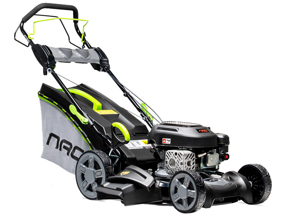 Kosiarka spalinowa NAC LS53-196-HSD-SE z napędem 530mm 3.1kW kosiarka na białym tle widoczna od przodu pod skosem zadbany trawnik koszenie trawy