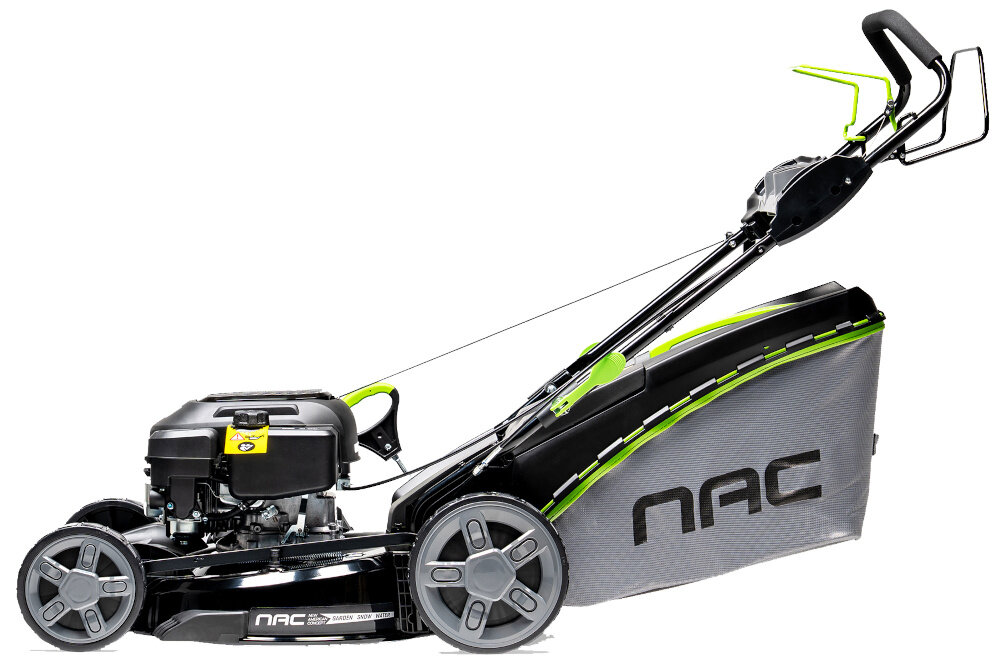 Kosiarka spalinowa NAC LS53-196-HSD-SE z napędem 530mm 3.1kW kosiarka na białym tle widoczna z boku mocny czterosuwowy silnik niezależność i duża siła cięcia do trawników o powierzchni do 1200 m2 lekka konstrukcja ergonomiczna rączka komfort manewrowania trwałe materiały