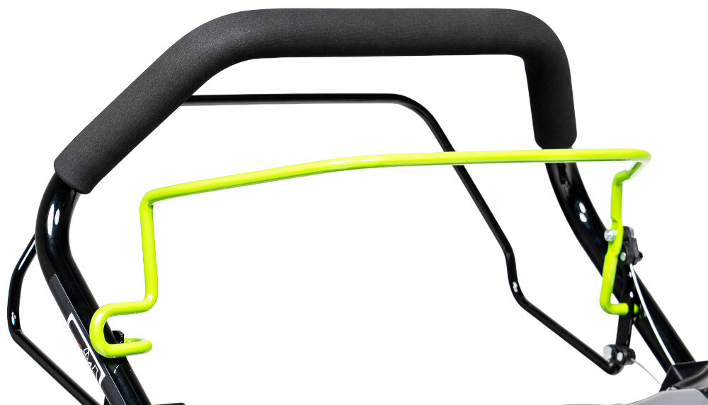 Kosiarka spalinowa NAC LS53-196-HSD-SE z napędem 530mm 3.1kW zbliżenie na uchwyt komfortowy uchwyt miękkie wykończenie pewny chwyt chroni dłonie przed odciskami i otarciami uchwyt można złożyć