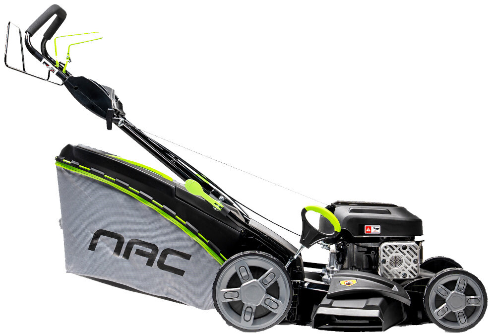 Kosiarka spalinowa NAC LS53-196-HSD-SE z napędem 530mm 3.1kW kosiarka na białym tle widoczna z boku przednie koło o średnicy 20 cm tylne o średnicy 25 cm stabilność płynne prowadzenie łożyska kulkowe minimalizują tarcie ułatwiają manewrowanie zmniejszają zużycie mechaniczne