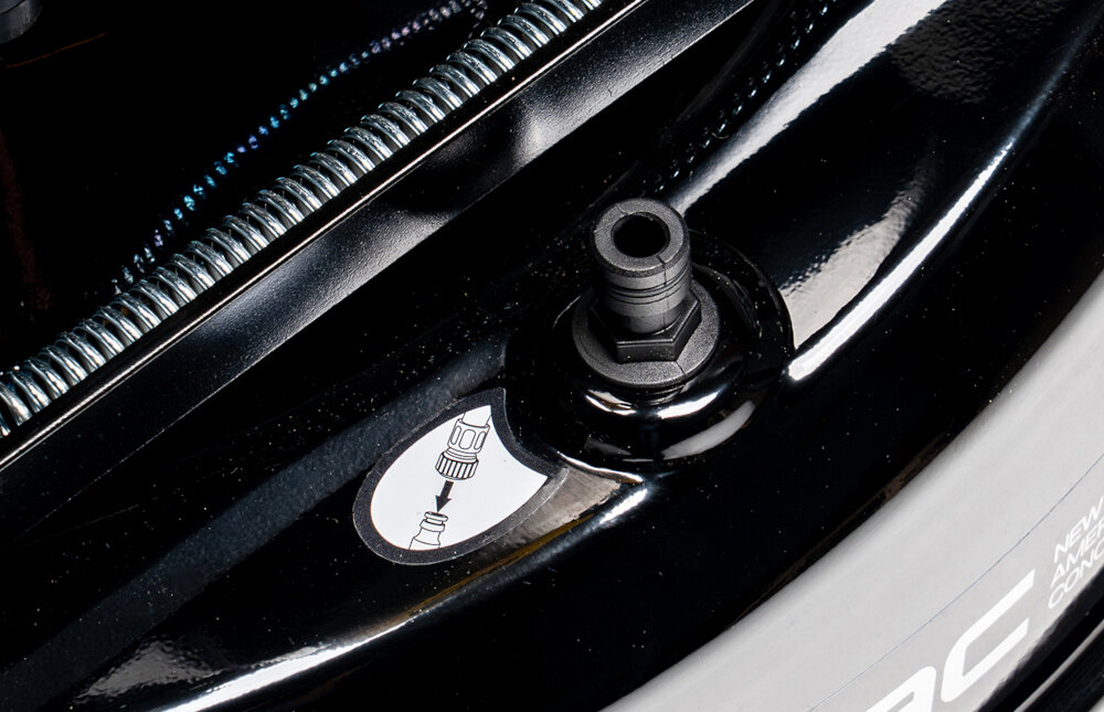 Kosiarka spalinowa NAC LS53-196-HSD-SE z napędem 530mm 3.1kW zbliżenie na szybkozłącze do mycia noży szybkozłącze do mycia noża ułatwia płynne przepłukanie elementu tnącego wodą po zakończeniu pracy użytkownik oszczędza czas i wysiłek nóż pozostaje w lepszej kondycji