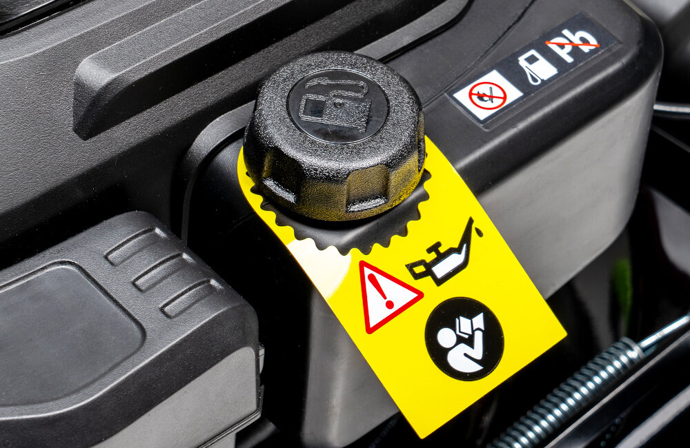 Kosiarka spalinowa NAC LS53-196-HSD-SE z napędem 530mm 3.1kW zbliżenie na zbiornik paliwa silnik marki NAC SP210A technologia czterosuwowa konstrukcja górnozaworowa OHV wysokie standardy działania pojemności 209 cm3 prędkość do 2800 obr/min maksymalny moment obrotowy do 10,5 Nm moc 3,1 kW zbiornik paliwa o pojemności 1,2 litra