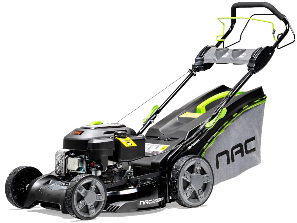 Kosiarka spalinowa NAC LS53-196-HSD-SE z napędem 530mm 3.1kW kosiarka na białym tle widoczna od przodu pod skosem urządzenie z napędem porusza się samoczynnie możesz skoncentrować się na precyzji i tempie pracy stabilne tempo jazdy równomiernemu cięciu trawy