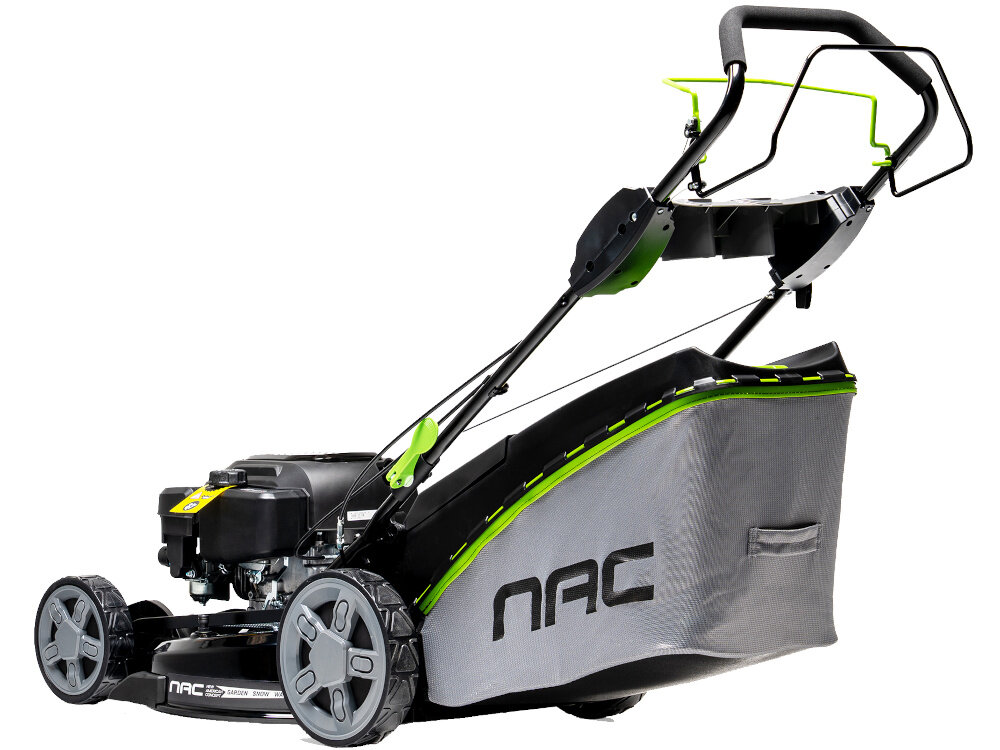 Kosiarka spalinowa NAC LS53-196-HSD-SE z napędem 530mm 3.1kW kosiarka na białym tle widoczna od tyłu pod skosem silnik z pionowym wałem napędowym żeliwna tuleja cylindra trwałość odporność na zużycie ręczne ssanie i rozrusznik poziom hałasu na poziomie około 98 dBA