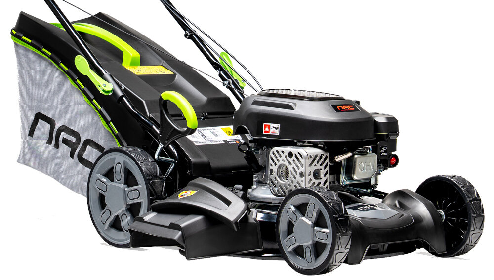 Kosiarka spalinowa NAC LS53-196-HSD-SE z napędem 530mm 3.1kW kosiarka na białym tle widoczna od przodu pod skosem zbliżenie na korpus noże z wysokiej jakości stali bardzo wytrzymałe i niemal niezniszczalne wyprofilowane noże kształtowane krawędzie tnące szerokość robocza 53 cm