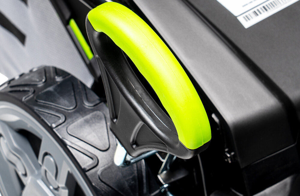 Kosiarka spalinowa NAC LS53-196-HSD-SE z napędem 530mm 3.1kW zbliżenie na dźwignię do regulacji wysokości koszenia 6-stopniowa centralna regulacja wysokości koszenia w zakresie 30-80 mm szybko i precyzyjnie dostosować długość trawy do indywidualnych potrzeb system centralny umożliwia jednoczesne ustawienie wszystkich kół równomierne cięcie na całej powierzchni trawnika