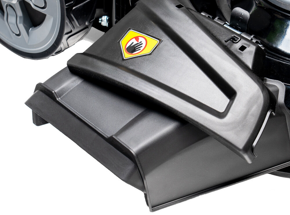 Kosiarka spalinowa NAC LS53-196-HSD-SE z napędem 530mm 3.1kW kosiarka na białym tle zbliżenie na wyrzut boczny widoczna zaślepka wyrzutu bocznego cztery tryby pracy wyrzut do kosza wyrzut tylny bez kosza wyrzut boczny funkcja mulczowania praktyczne zaślepki mieląca oraz bocznego wyrzutu naturalny nawóz dla trawnika zwiększa uniwersalność dopasować sposób koszenia do rodzaju trawnika oraz warunków pracy