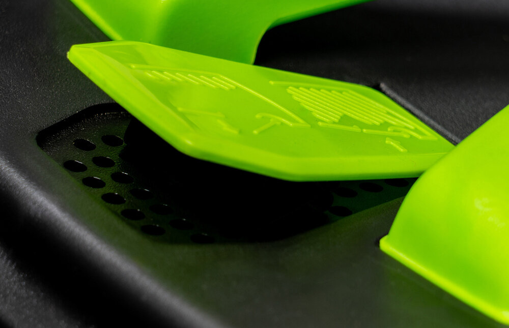 Kosiarka spalinowa NAC LS53-196-HSD-SE z napędem 530mm 3.1kW zbliżenie na wskaźnik napełnienia siatkowy kosz o pojemności 70 l wskaźnik napełnienia można uniknąć przepełnienia i przerw w pracy pełna kontrola nad procesem koszenia