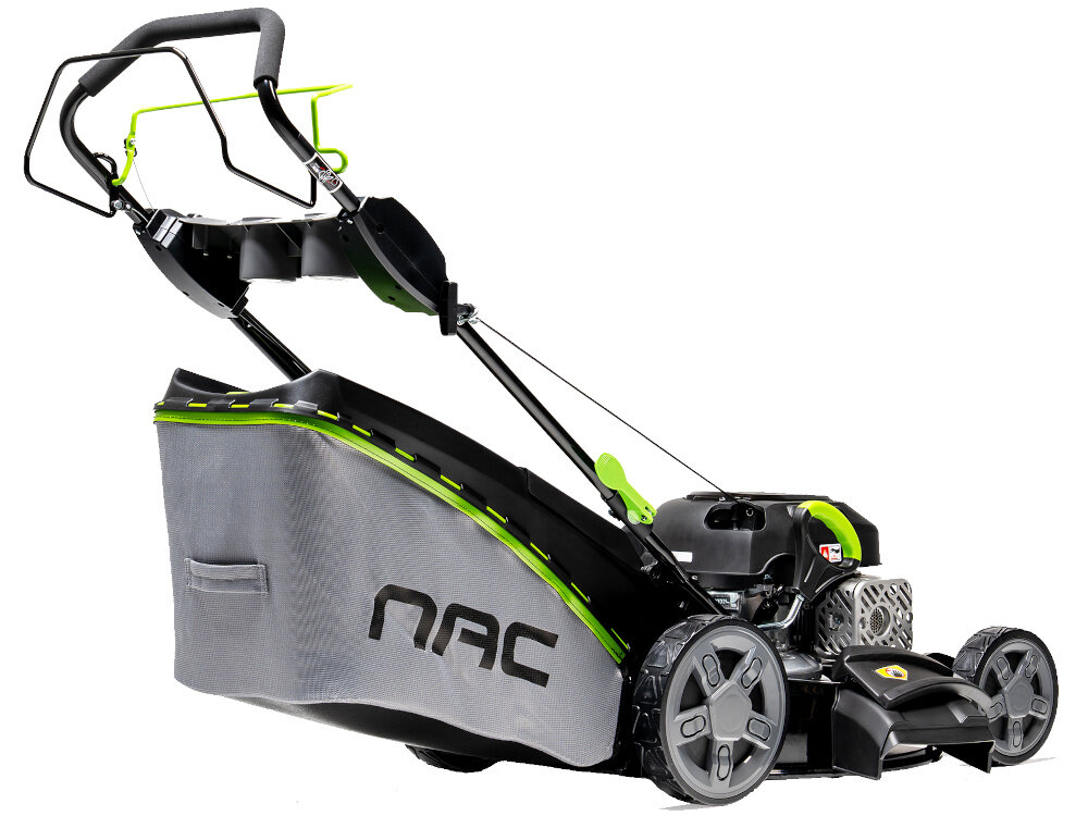 Kosiarka spalinowa NAC LS53-196-HSD-SE z napędem 530mm 3.1kW kosiarka na białym tle widoczna od tyłu pod skosem wytrzymała obudowa wykonana ze stali o wadze 31,4 kg trwałość odporność na uszkodzenia mechaniczne stalowa konstrukcja oferuje większą stabilność i dłuższą żywotność