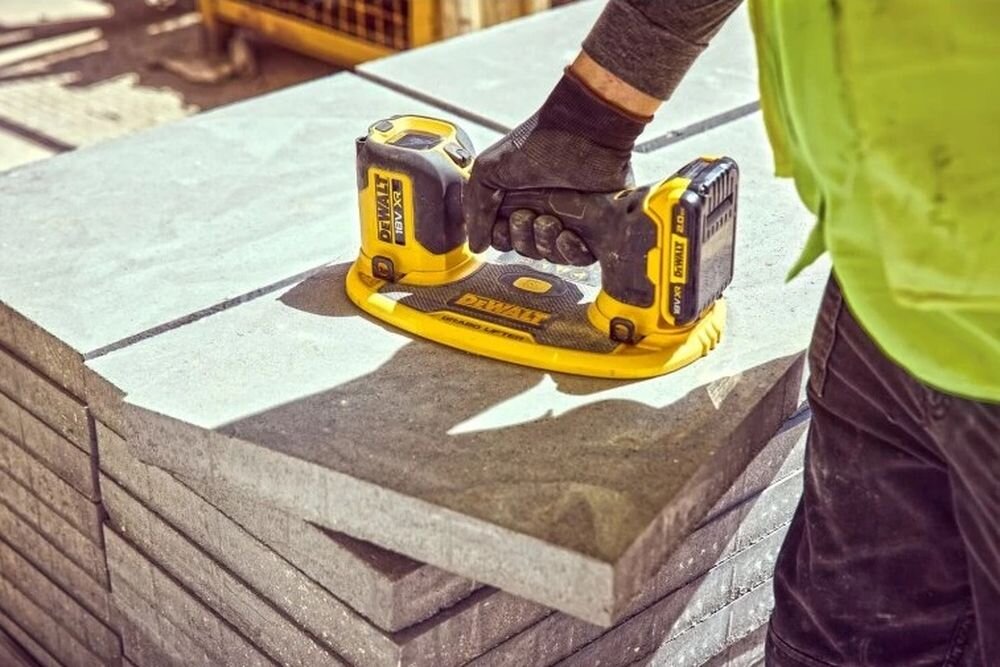 Podnośnik próżniowy DEWALT Grabo DCE590N-XJ, podnośnik, gips, beton, kamień, Akumulatorowy chwytak próżniowy na płycie chodnikowej.
