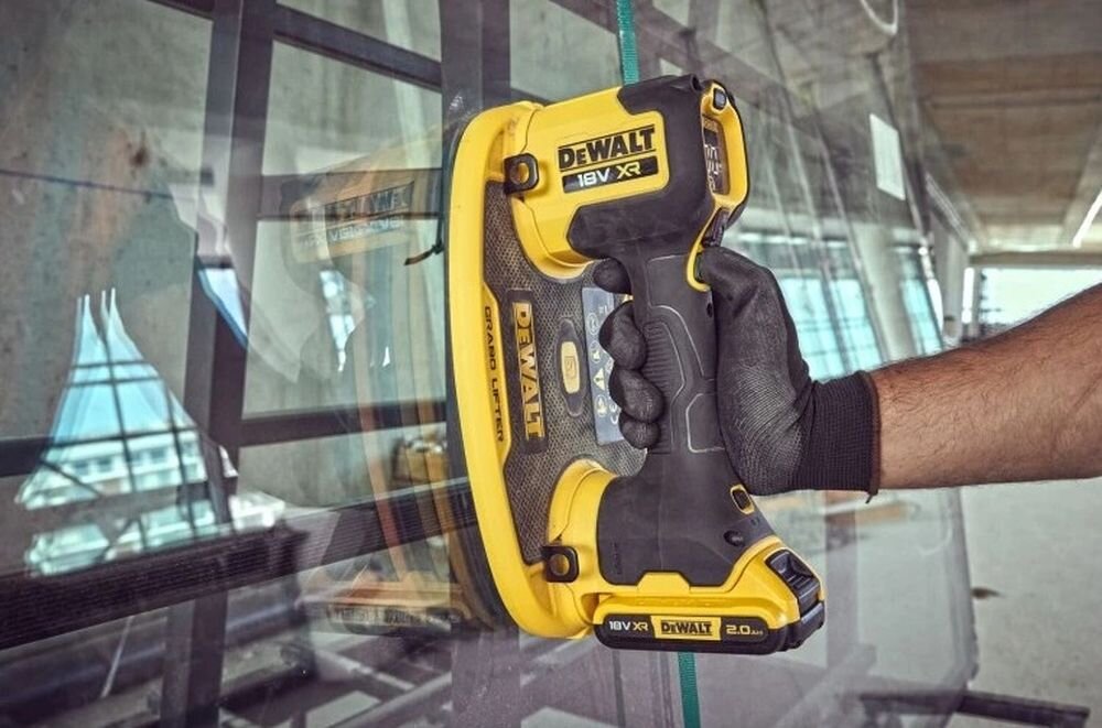 Podnośnik próżniowy DEWALT Grabo DCE590N-XJ, pompa, ssanie, czujnik, bezpieczeństwo, Przenoszenie szyby za pomocą przyssawki akumulatorowej.