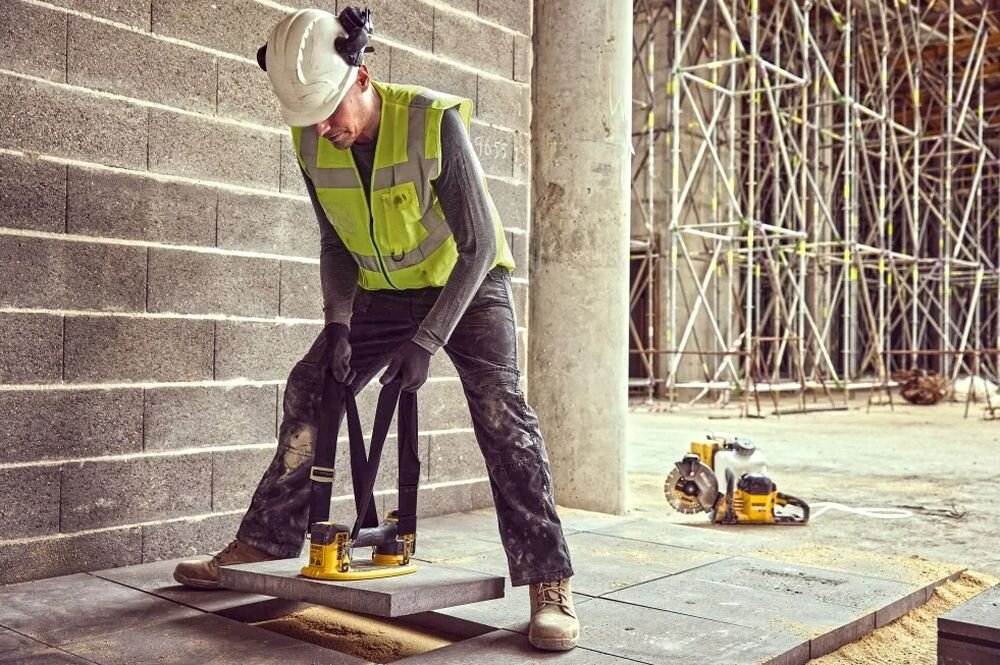 Podnośnik próżniowy DEWALT Grabo DCE590N-XJ, solo, zasilanie, oszczędność, warsztat, Układanie płyty chodnikowej przyssawką akumulatorową.