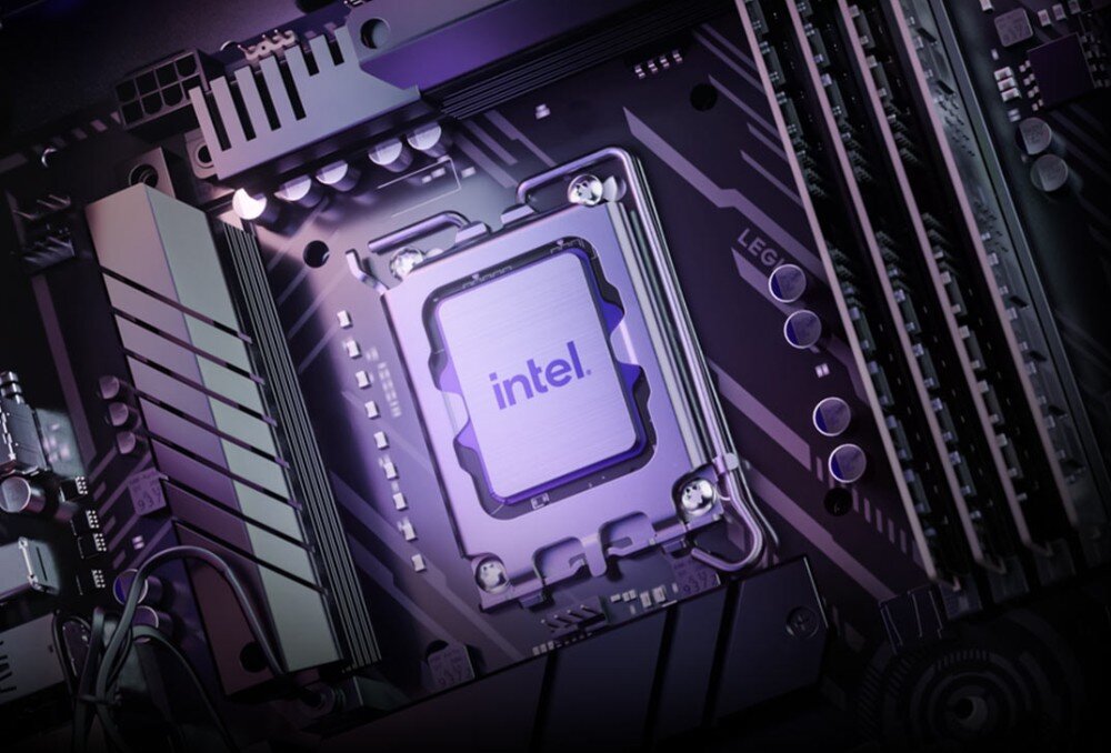 Komputer LENOVO Legion T5 26IRX9 Zbliżenie na płytę główną z zamontowanym procesorem firmy Intel. Procesor znajduje się w centralnym miejscu, otoczony elementami elektronicznymi płyty głównej, procesor, rdzenie, taktowanie, pamięć podręczna