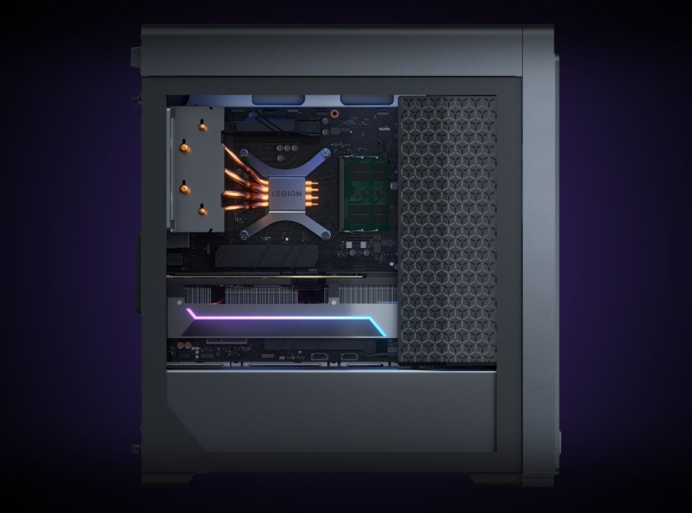Komputer LENOVO Legion T5 26IRX9 Widok na wnętrze komputera, z widocznymi podzespołami, takimi jak chłodzenie procesora, karta graficzna z podświetleniem oraz moduły pamięci RAM, pamięć RAM, taktowanie, dysk SSD, pojemność