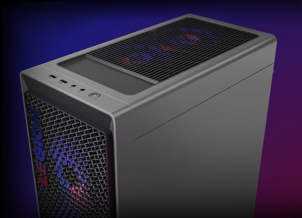 Komputer LENOVO Legion T5 26IRX9 Ujęcie komputera z góry pod kątem. Na górze obudowy widoczny panel z portami USB oraz gniazdami audio, a także wentylacyjny otwór zabezpieczony siatkowaną powierzchnią, wentylacja, chłodzenie, temperatura