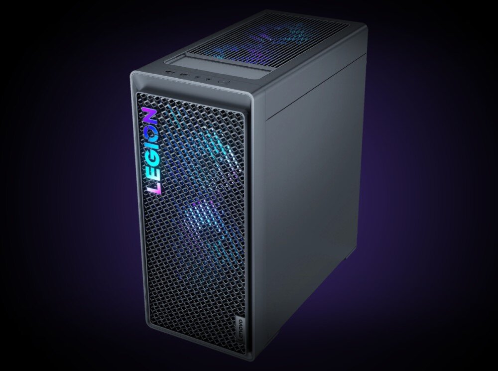 Komputer LENOVO Legion T5 26IRX9 Widok całego komputera z góry i od przodu. Widoczna jest obudowa z podświetleniem przednich wentylatorów oraz siatkowana struktura panelu przedniego i górnego, łączność, Wi-Fi 6, Bluetooth, gniazdo LAN