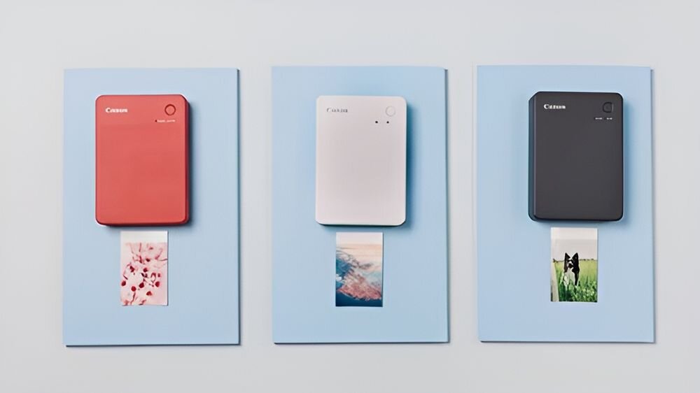 Drukarka CANON Selphy Square QX20 Druk w kolorze, Wi-Fi Szary prezentacja drukarki w różnych wersjach kolorystycznych z wydrukowanymi zdjęciami