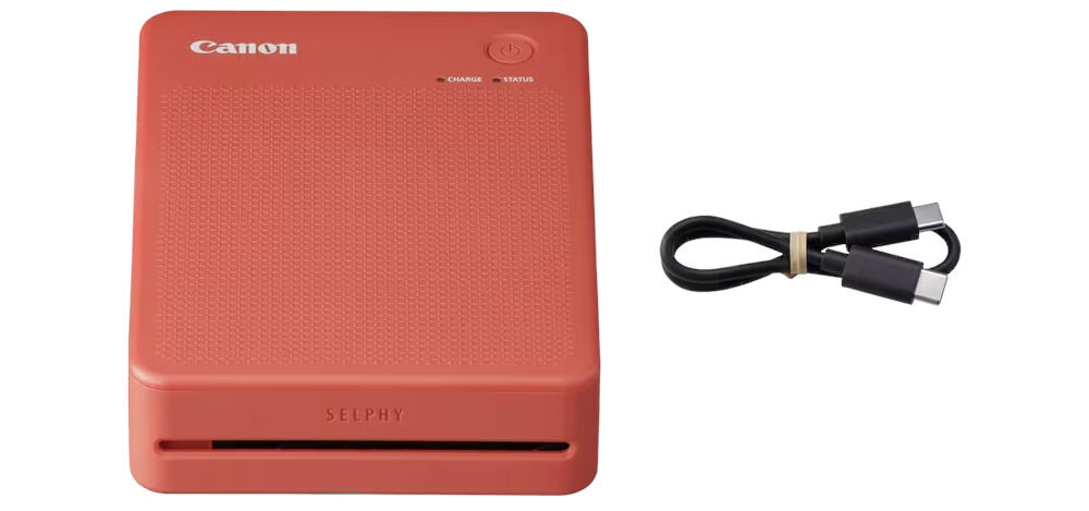 Drukarka CANON Selphy Square QX20 Druk w kolorze, Wi-Fi Czerwony urządzenie na białym tle od przodu obok kabel ładowanie złącze USB-C wygodne rozwiązanie