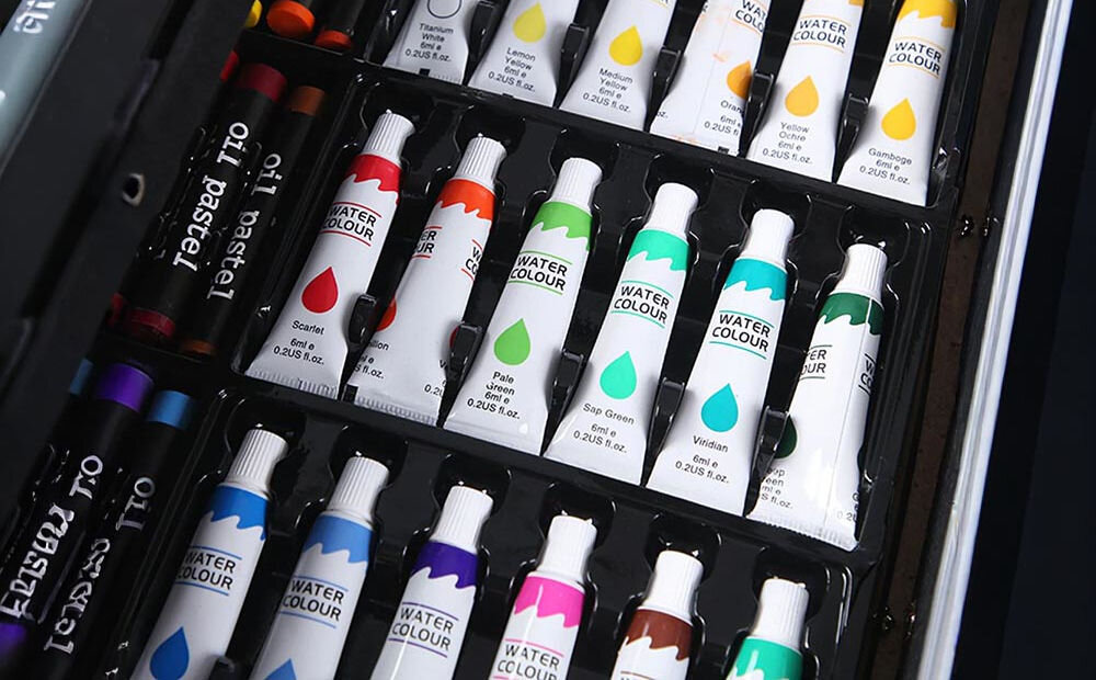 Zestaw kreatywny EXTRALINK Duża walizka EX.20154 (145 elementów) zbliżenie na farbki w otwartej walizce 145 elementów farby kredki pisaki pastele olejne pędzle różnorodne środowisko pracy stymuluje wyobraźnię swoboda w łączeniu stylów