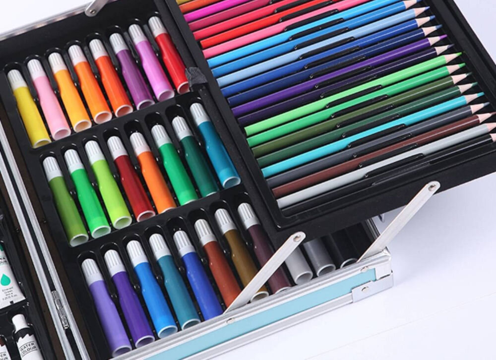 Zestaw kreatywny EXTRALINK Duża walizka EX.20154 (145 elementów) zbliżenie na flamastry i kredki w otwartej walizce solidna aluminiowa walizka wytłaczane przegródki czteroczęściowa konstrukcja z bocznymi półkami swobodny dostęp