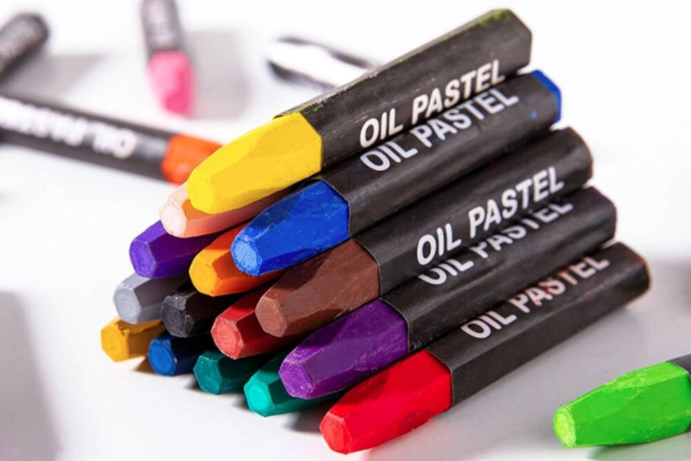 Zestaw kreatywny EXTRALINK Duża walizka EX.20154 (145 elementów) pastele olejne ułożone jeden na drugim na białym blacie w tle porozrzucane pastele łączy pokolenia wspólne tworzenie sprzyja otwartym rozmowom buduje poczucie bliskości