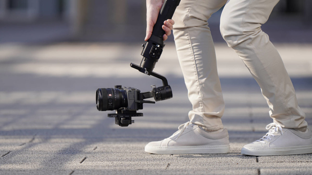 Obiektyw SONY FE 50 mm Zaawansowany system AF minimalizując wibracje nagrywaniu filmów funkcję kompensacji zmian kąta widzenia korpusach α