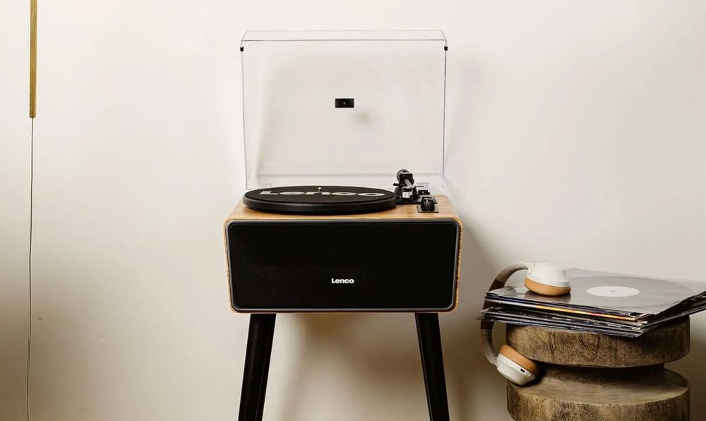 Gramofon LENCO LS-570OK napęd paskowy stabilny obrót 33 45 RPM odtwarzanie winyli, gramofon stojący od frontu w pomieszczeniu