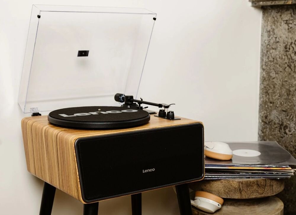 Gramofon LENCO LS-570OK wkładka Audio-Technica AT-3600 MMC precyzyjne odczytywanie płyt, gramofon stojący po skosie w pomieszczeniu