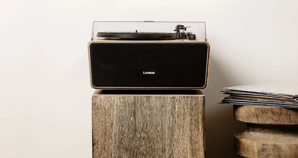 Gramofon LENCO LS-570OK Bluetooth 5.0 strumieniowanie muzyki ze smartfona, gramofon stojący na drewnianym klocku w pomieszczeniu