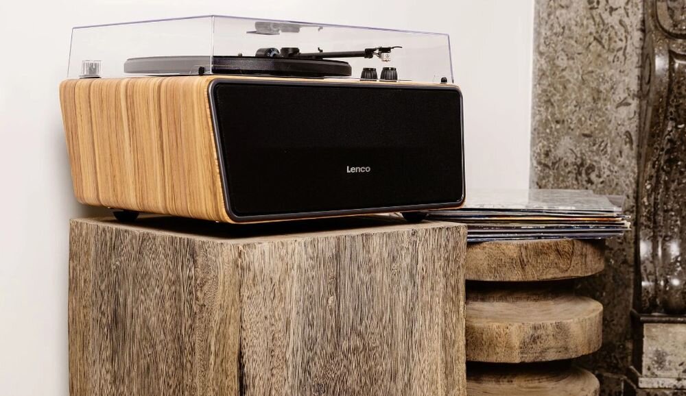Gramofon LENCO LS-570OK USB RCA AUX nagrywanie winyli do MP3, gramofon stojący na drewnianym klocku w pomieszczeniu