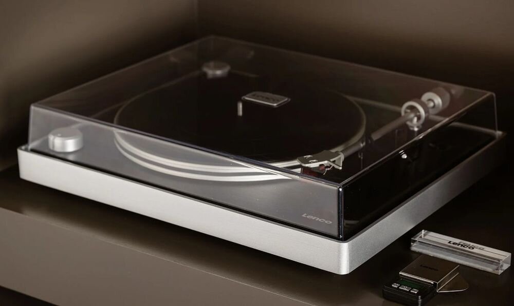 Gramofon LENCO L-455BK wysokiej klasy odtwarzanie winyli napęd paskowy aluminiowa konstrukcja, gramofon stojący na półce w pomieszczeniu