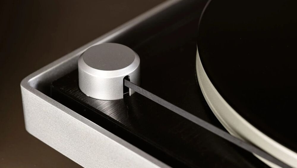 Gramofon LENCO L-455BK metalowy talerz 300 mm stabilna rotacja winyli, kadr na napęd gramofonu