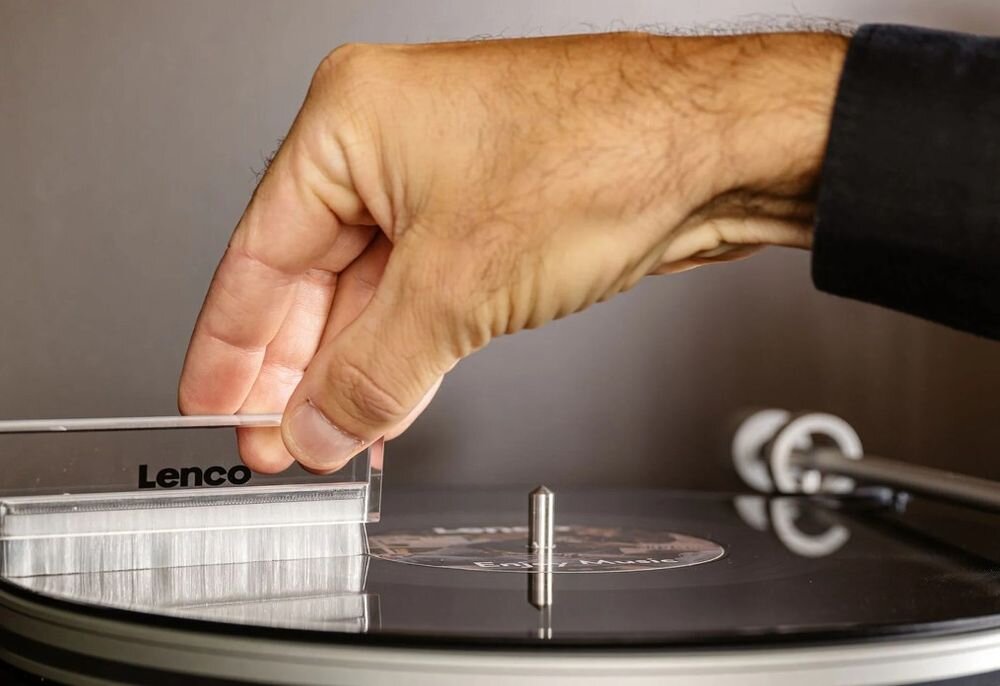 Gramofon LENCO L-455BK przedwzmacniacz RIAA przełącznik preamp audio, kadr gramofonu , osoba trzymająca przyrząd do czyszczenia płyt
