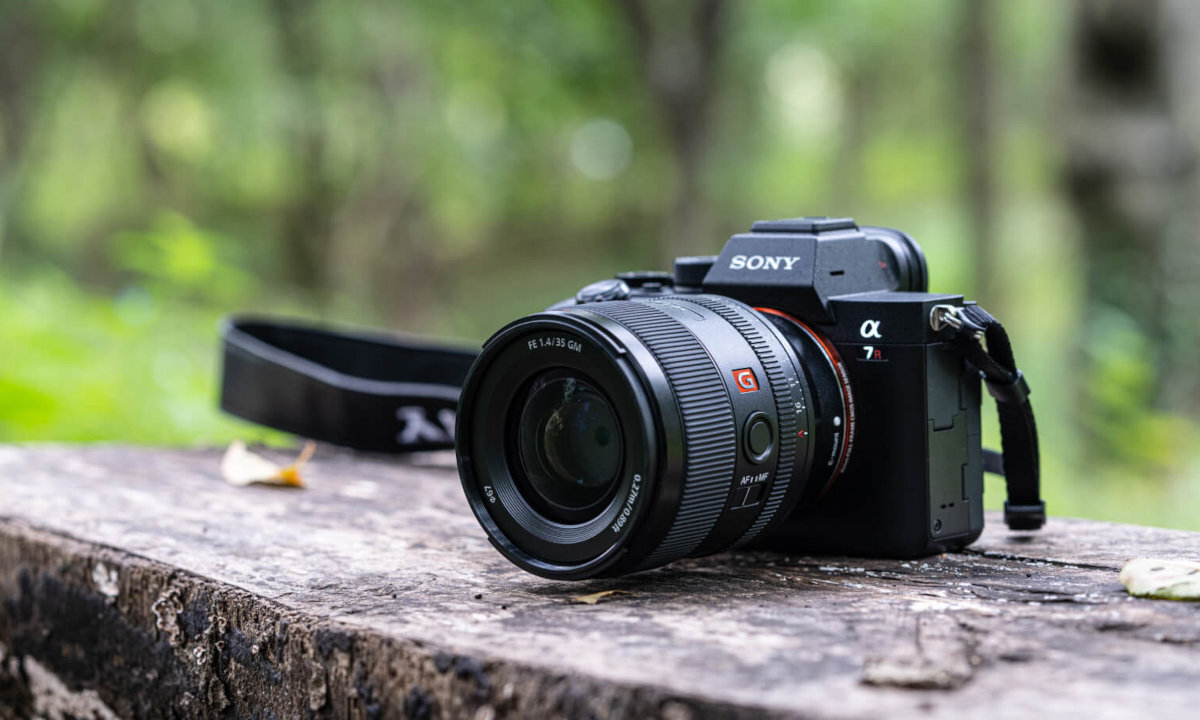 Obiektyw SONY FE 35 mm Solidna konstrukcja kurzem i wilgocią wymagających warunkach plenerowych