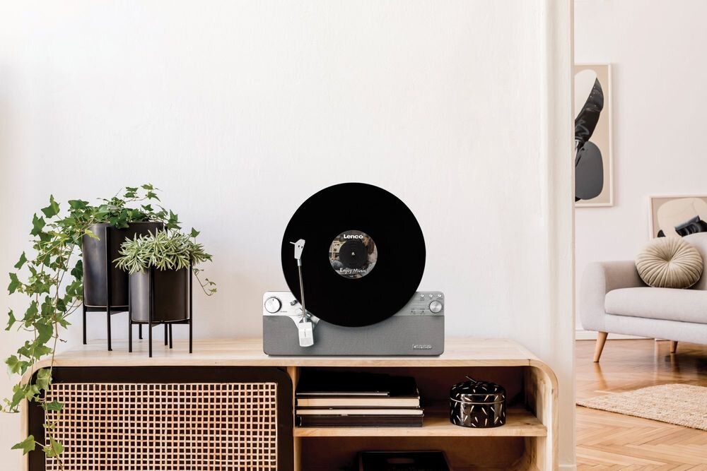 Gramofon LENCO LSA-071SI połączenie styl vintage i technologia Bluetooth, gramofon stojący na komodzie w pomieszczeniu