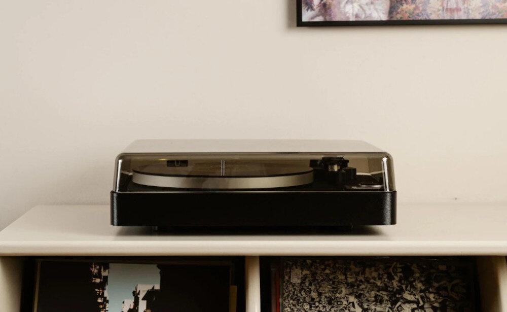 Gramofon LENCO LBTA-165BK - Słuchaj winyli bez wysiłku, gramofon stojący na komodzie