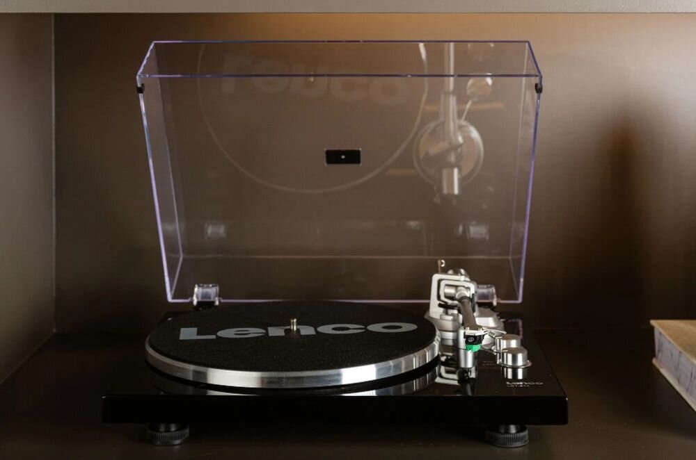 Gramofon LENCO LBT215BK klasyczne brzmienie winyli stabilna konstrukcja Piano Black, gramofon stojący na półce w pomieszczeniu