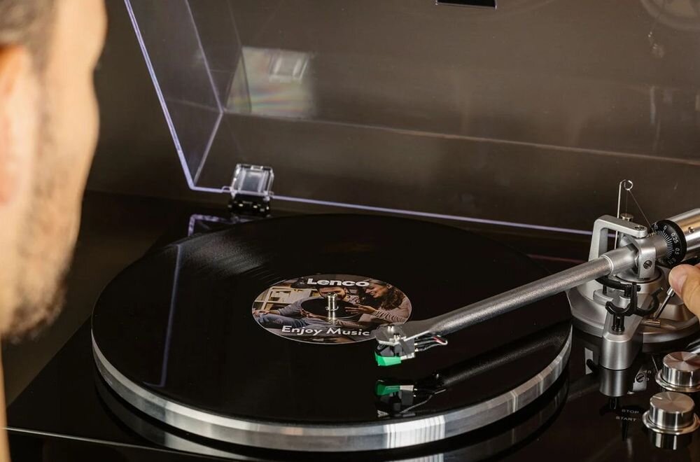 Gramofon LENCO LBT215BK Piano Black połysk elegancki design obudowa, kadr na gramofon, osoba obsługująca ramię