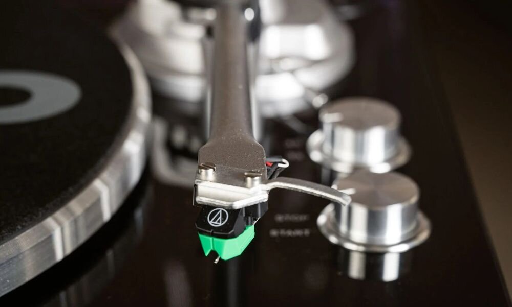 Gramofon LENCO LBT215BK napęd paskowy wkładka Audio-Technica AT-VM95E, kadr na wkładkę gramofonu