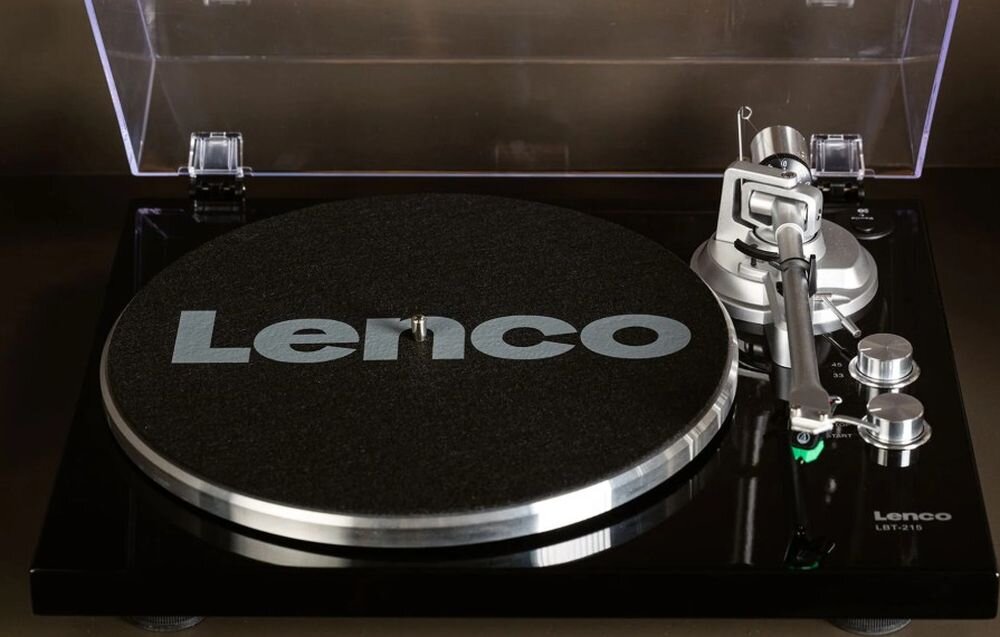 Gramofon LENCO LBT215BK USB digitalizacja winyli zapis muzyki na komputerze, gramofon stojący na półce w pomieszczeniu