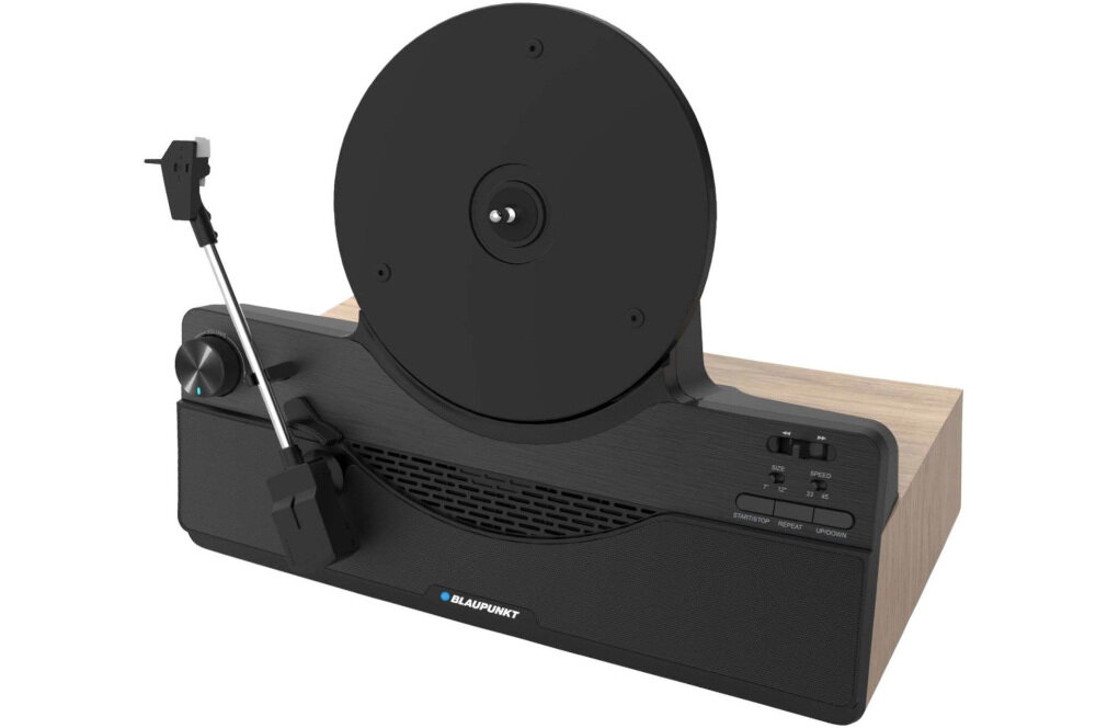 Gramofon pionowy BLAUPUNKT VT100- Wbudowany przedwzmacniacz, gramofon na białym tle po skosie