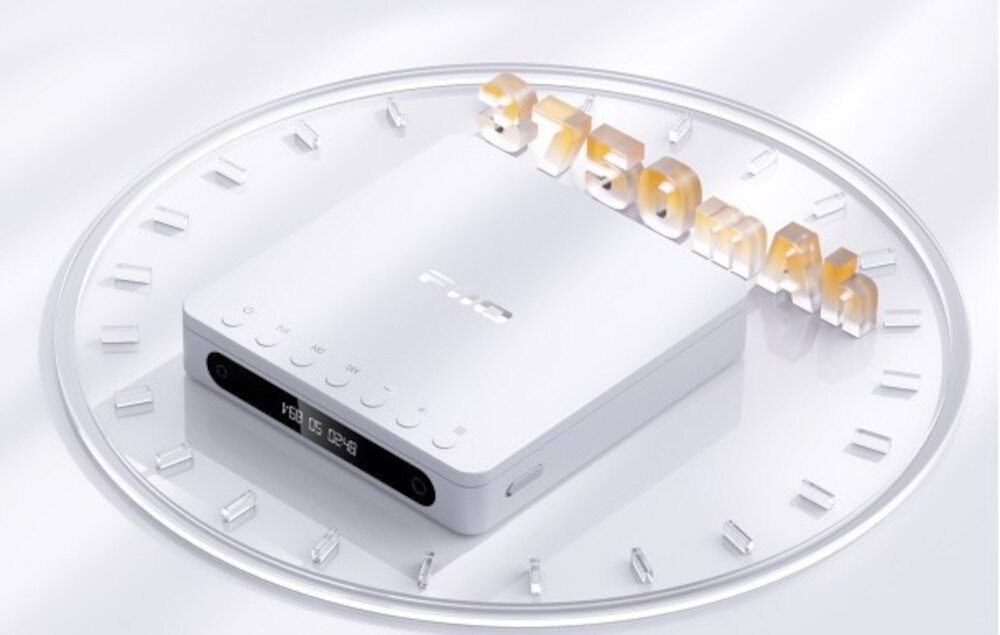 FIIO DM13 bateria 3750 mAh 10 godzin odtwarzania, odtwarzacz cd leżący na białym blacie