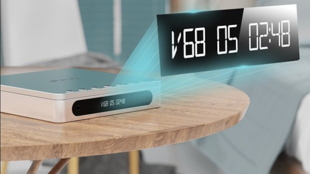 FIIO DM13 wyświetlacz LCD wysoki kontrast głośność czas odtwarzania, odtwarzacz cd leżący na stoliku, kadr na wyświetlacz